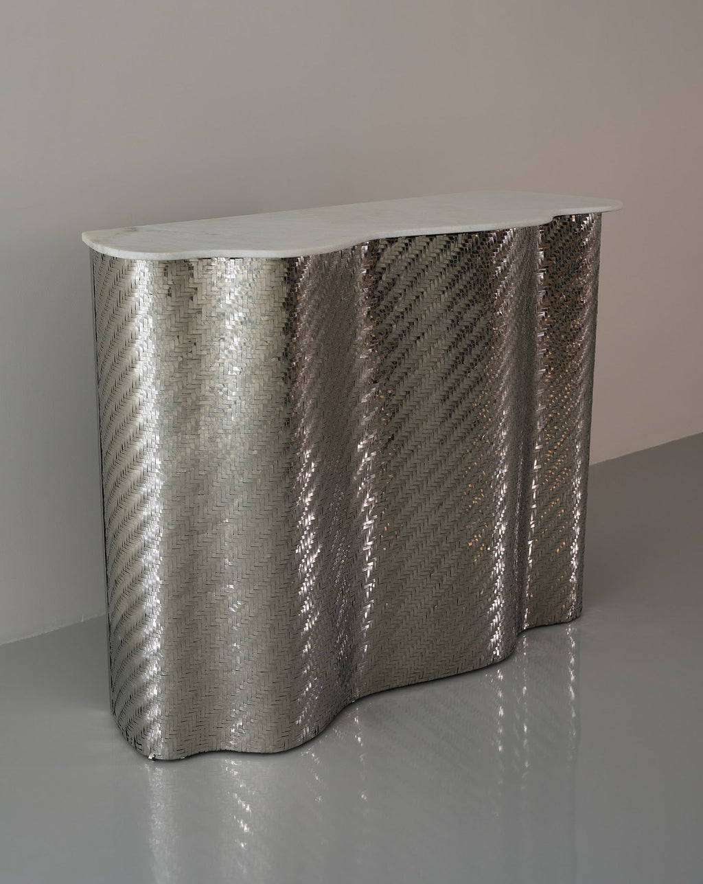 Meuble-bar en tissu argenté et chrome SS
