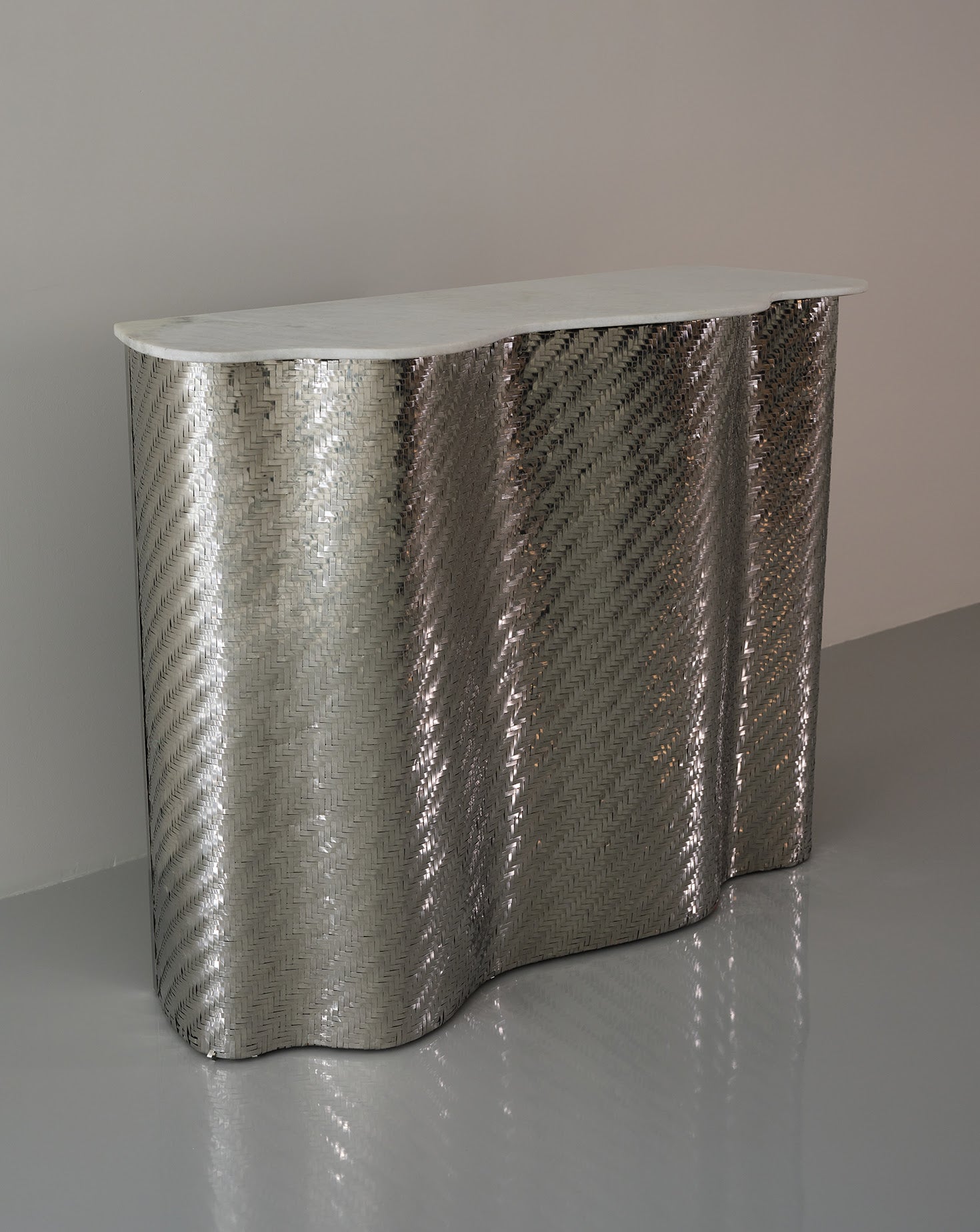 Meuble-bar en tissu argenté et chrome SS