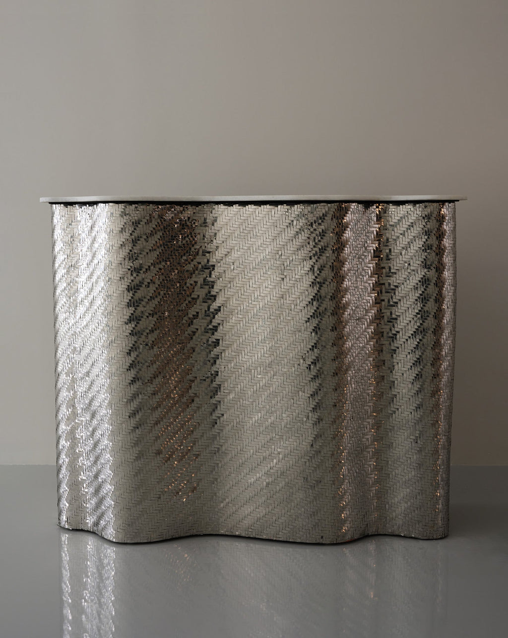 Meuble-bar en tissu argenté et chrome SS