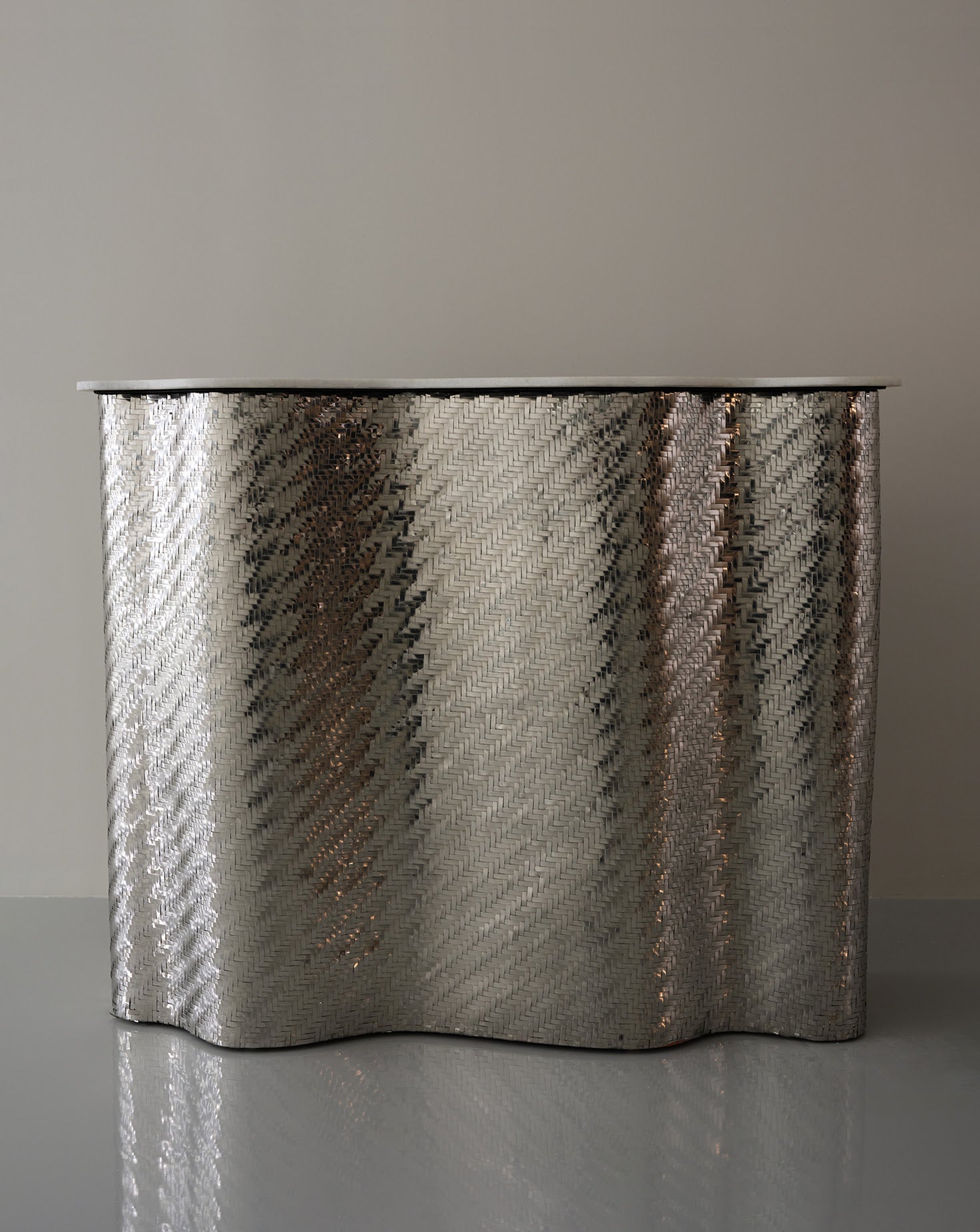 Meuble-bar en tissu argenté et chrome SS