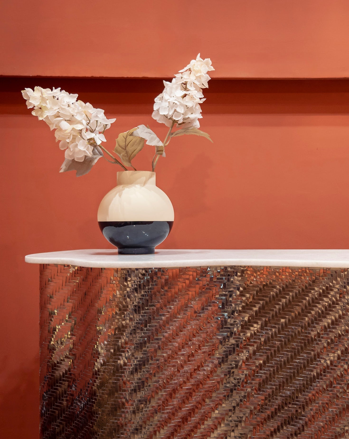 Meuble-bar en tissu argenté et chrome SS