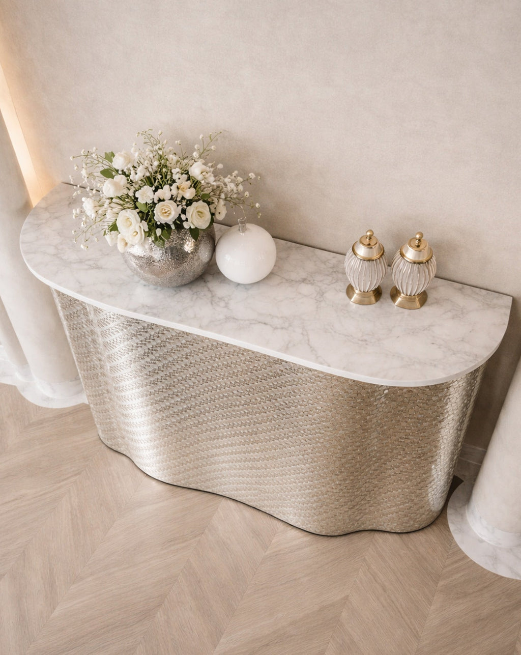 Meuble-bar en tissu argenté et chrome SS