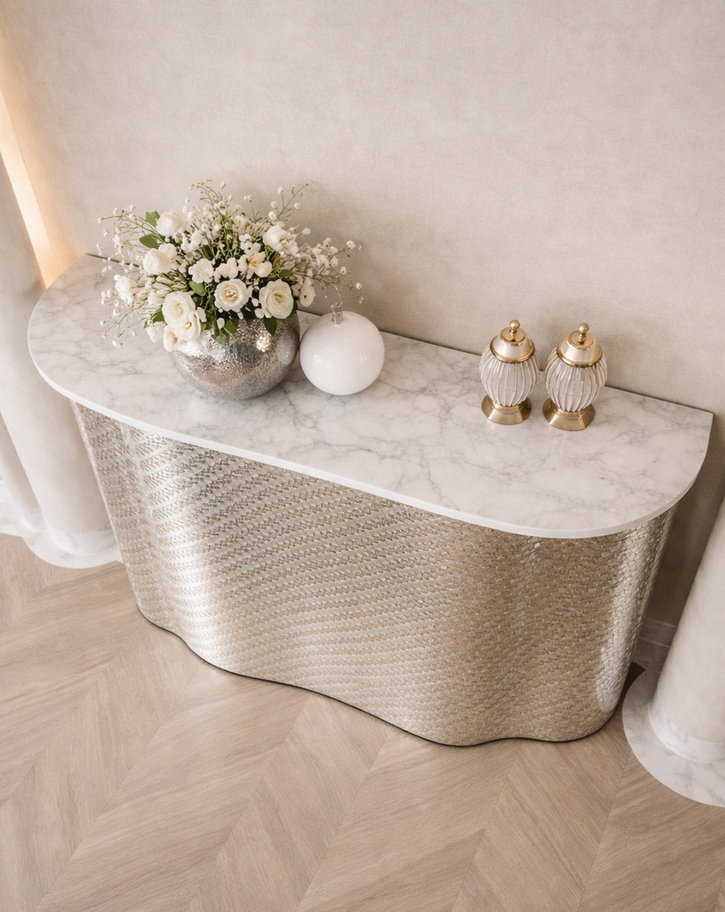 Meuble-bar en tissu argenté et chrome SS